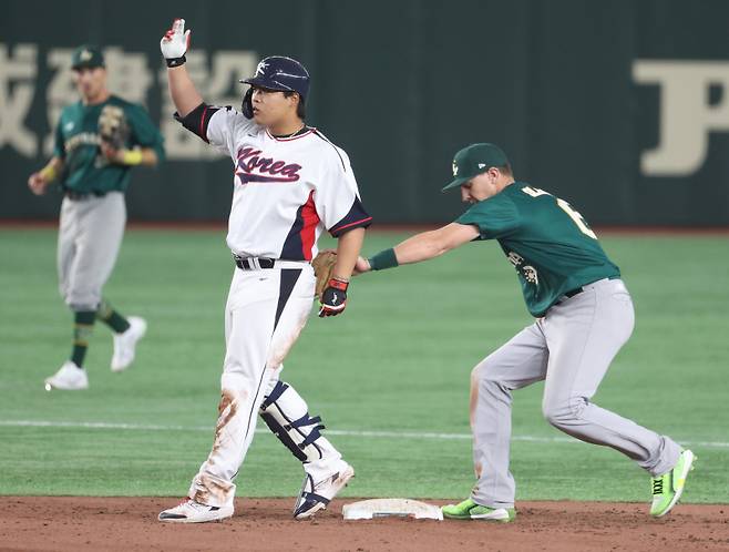<yonhap photo-5156="">일본 도쿄돔에서 열린 2023 월드베이스볼클래식(WBC) B조 본선 1라운드 한국과 호주의 경기. 7회말 1사 상황에서 한국 강백호가 2루타 날린 뒤 세리머니를 하던 중 태그되고 있다. 비디오판독 결과 발이 2루에서 떨어져 아웃됐다. [사진 연합뉴스]</yonhap>