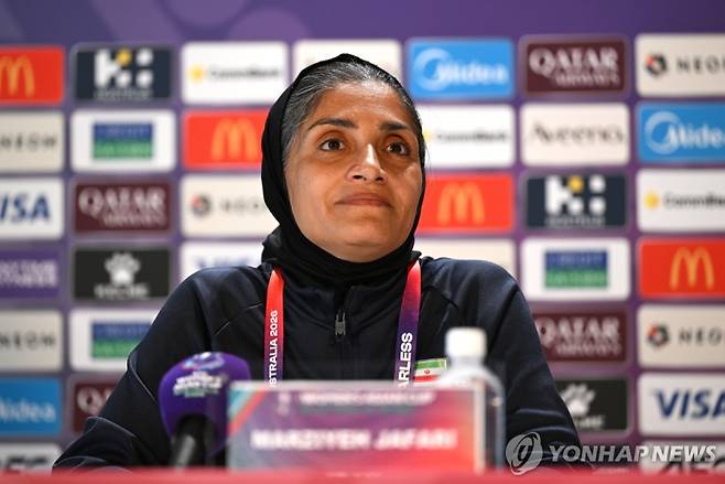 2026 AFC 여자 아시안컵 조별리그 A조 공식 기자회견에 나선 이란 여자 대표팀의 마르지예 자파리 감독_[EPA=연합뉴스]