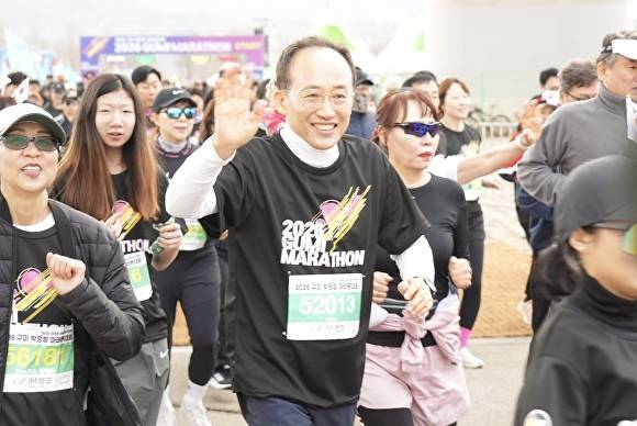 구미 박정희 마라톤 대회 참석한 추경호 국민의힘 의원 [사진=추경호 의원실]