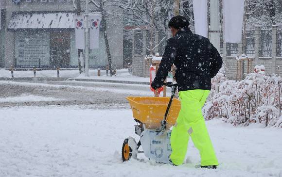 24일 오후 대전에 대설주의보가 발효된 가운데 서구 둔산동에서 한 관공서 관계자가 제설작업을 벌이고 있다. [사진=연합뉴스]
