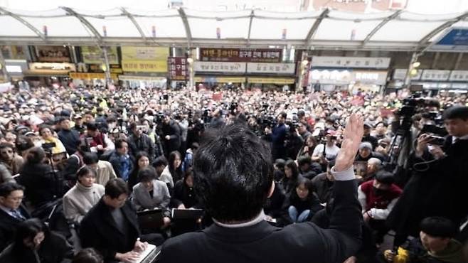한동훈 전 국민의힘 대표가 대구 서문시장을 찾아 시민들에게 인사하고 있다. 제명 이후 첫 공개 행보에 지지자와 반대 인파가 동시에 몰렸다. (한동훈 전 대표 페이스북)