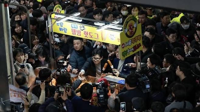 한 전 대표가 서문시장 내 상점을 찾자 취재진과 시민들이 몰리고 있다. 출마 여부를 둘러싼 관심이 현장에 집중됐다. (한 전 대표 페이스북)