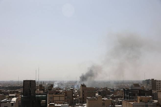28일(현지시간) 이란 수도 테헤란에서 미국과 이스라엘의 공습으로 연기가 피어오르고 있다. 로이터=연합뉴스