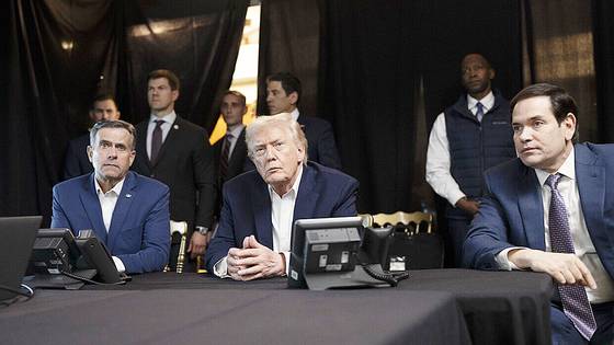 미국 백악관이 지난달 3일(현지시간) 소셜미디어 X(옛 트위터)에 공개한 사진. 도널드 트럼프 대통령(가운데)이 플로리다주 팜비치 마러라고 사저에 마련된 임시 상황실에서 베네수엘라 니콜라스 마두로 대통령 체포를 위한 ‘확고한 결의’ 작전 상황을 지켜보고 있다. 사진 백악관 X 계정 캡처