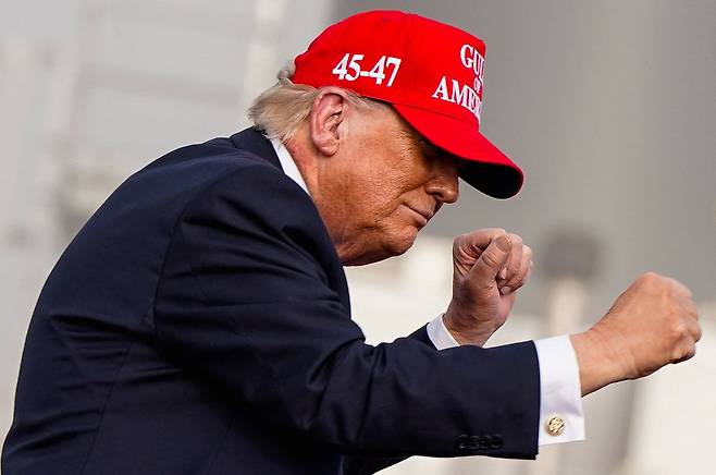 도널드 트럼프 미국 대통령이 이란에 대한 공습 명령을 내리기 하루 전날인 27일(현지시간) 미국 텍사스주 코퍼스크리스티의 코퍼스크리스티 항에서 열린 행사에서 춤을 추고 있다. 로이터=연합뉴스