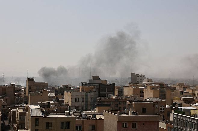 지난달 28일(현지시간) 이란 테헤란에서 미국과 이스라엘 군의 공습 직후 연기가 피어오르고 있다. 로이터=연합뉴스