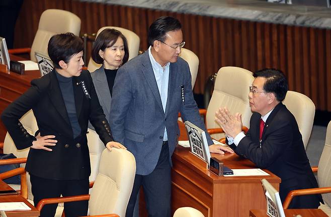 송언석 국민의힘 원내대표(오른쪽)가 1일 국회 본회의장에서 필리버스터를 중단시킨 뒤 유상범 원내운영수석부대표(오른쪽 두 번째부터), 최수진 원내수석대변인, 김은혜 원내정책수석부대표와 얘기를 나누고 있다. 연합뉴스