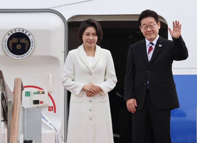 ▲ 싱가포르와 필리핀을 국빈방문하는 이재명 대통령과 김혜경 여사가 1일 성남 서울공항 공군1호기에서 환송객에게 인사하고 있다. 연합뉴스