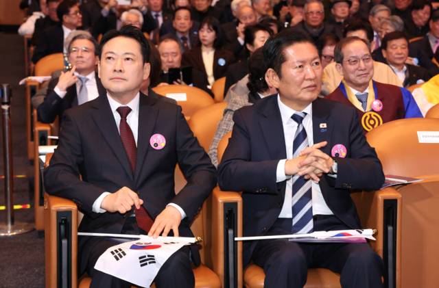 ▲ 더불어민주당 정청래 대표(오른쪽)와 국민의힘 장동혁 대표가 1일 서울 강남구 코엑스에서 열린 제107주년 3·1절 기념식에 참석하고 있다.  연합뉴스