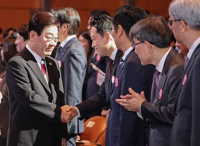 이재명 대통령이 1일 서울 강남구 코엑스에서 열린 제107주년 3·1절 기념식에서 국민의힘 장동혁 대표와 악수하고 있다. / 사진=연합뉴스
