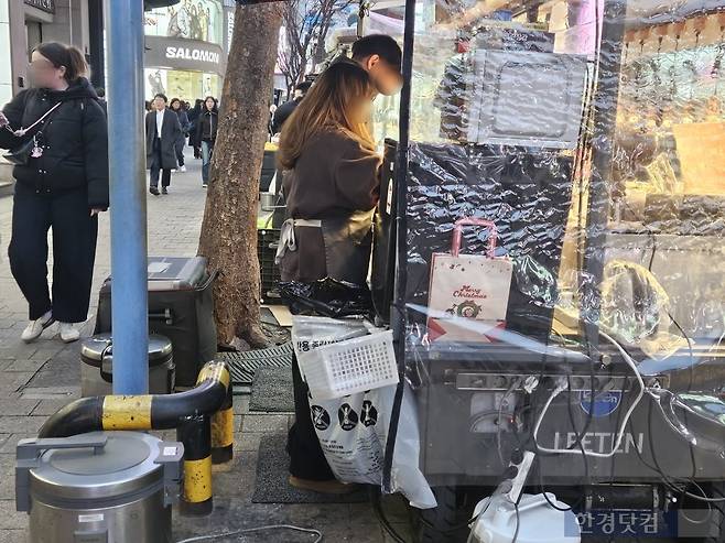 지난 25일 오후 8시경 서울 중구 명동 노점상 거리에 위치한 노점삼마다 50L 종량제 쓰레기 봉투가 설치되어 있었다. 상인들은 행인들의 쓰레기를 받아 대신 버려줬다. /사진=박수빈 기자