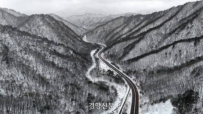 밤사이 최대 50㎝의 ‘3월 폭설’이 내린 강원 인제군 미시령 일대에 지난해 3월3일 많은 눈이 쌓여 있다. 권도현 기자