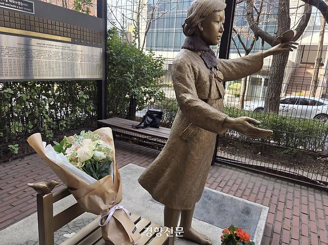 삼일절 107주년을 맞은 1일 서울 중구 정동길 앞 평화의 소녀상 옆에 흰 꽃이 놓여 있다. 우혜림 기자