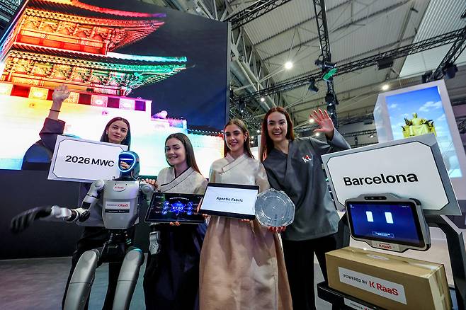 KT 모델들이 K-컬처와 국내 기술을 결합한 KT의 전시 공간을 경험하고 있다. KT 제공