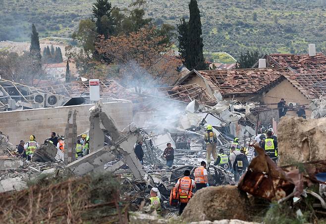 1일(현지시간) 이란의 미사일 공격으로 이스라엘 중부 예루살렘 인근 베이트셰메시의 건물이 무너져 있다. EPA연합뉴스