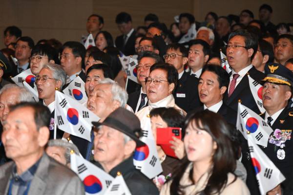 1일 경남도청 대강당에서 독립유공자 유가족 등 400여 명이 참석한 가운데 3·1절 기념식이 열리고 있다. 경남도 제공