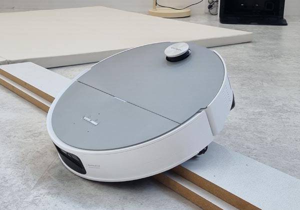 로보락의 신제품 S10 MaxV Ultra가 이중 문턱을 넘고 있다.  정옥재 기자