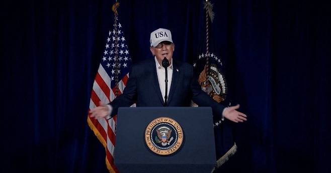 도널드 트럼프 미국 대통령이 28일(현지시간) 트루스소셜에 공개한 연설에서 이란에 대한 공습을 발표하고 있다. 연합뉴스