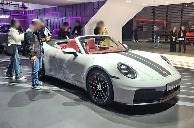 2025 서울모빌리티쇼에서 포르쉐 부스를 찾은 관람객들 [사진촬영=최기성 매경 디지털뉴스룸 기자]