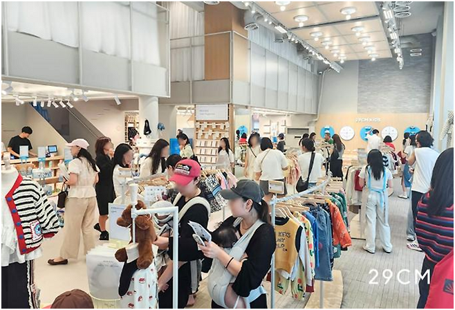 지난해 8월 오픈한 키즈 패션 편집숍 ‘이구키즈 성수’ 에서 고객들이 제품을 고르고 있는 모습. <29CM>