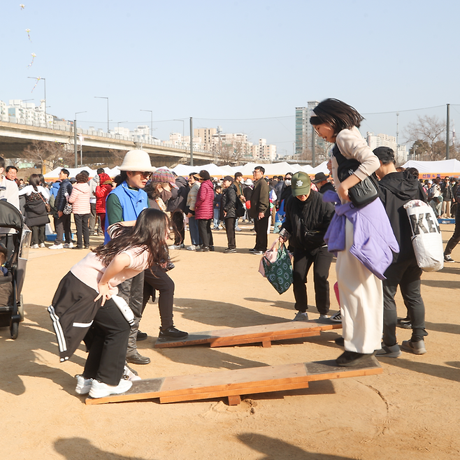 널뛰기 체험하는 방문객/사진=양천구 제공