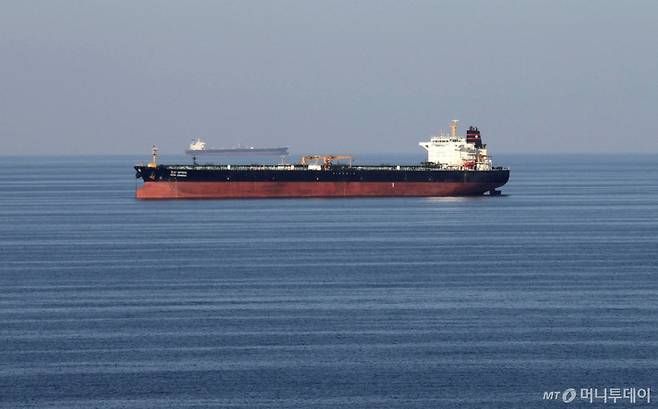 호르무즈해협으로 한 유조선이 지나가고 있다. /로이터=뉴스1