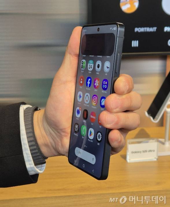 삼성전자 갤럭시 언팩 2026 체험존에서 프라이버시 디스플레이를 구동하고 있다. 화면 위쪽 알림만 가려 옆에서 시야가 차단됐다./사진=김소연 기자