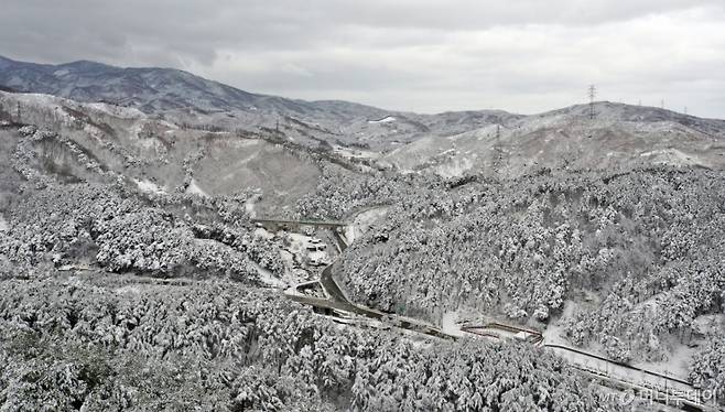 (강릉=뉴스1) 김명섭 기자 = 강원 산간을 중심으로 폭설이 내린 3일 강원도 강릉시 성산면 일대에 많은 눈이 쌓여 있다.   기상청은 강원 산지에 최대 40cm 이상, 강원 동해안과 경북북동산지 에 30cm 이상의 폭설이 더 쏟아질 전망이라고 예보했다. 2025.3.3/뉴스1  Copyright (C) 뉴스1. All rights reserved. 무단 전재 및 재배포,  AI학습 이용 금지. /사진=(강릉=뉴스1) 김명섭 기자