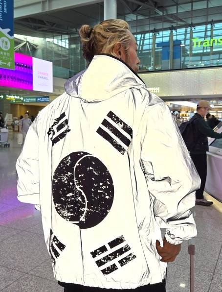 흑백 태극기 형상을 디자인한  바람막이를 걸친 태극기 의류 디자이너 이인원(52)씨. 본인 제공/연합뉴스