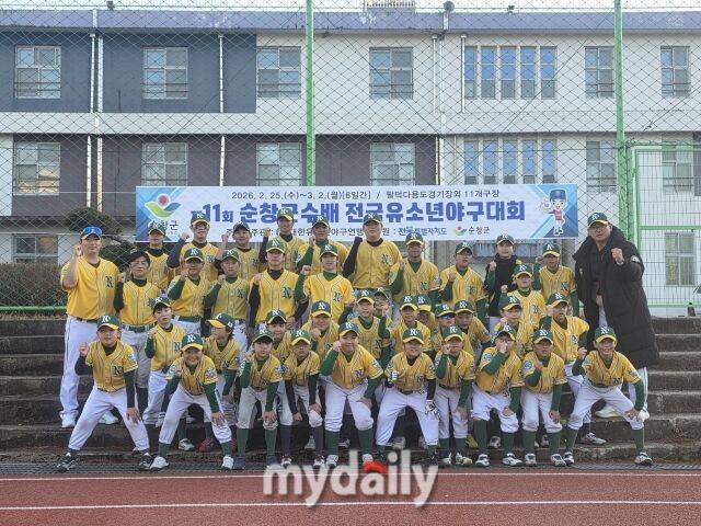 논산시유소년야구단 선수들이 제11회 순창군수배 전국유소년야구대회에 출전해 기념 촬영을 하고 있다.