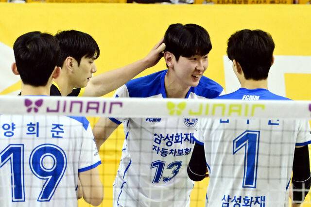 임성진이 김준우의 머리를 쓰다듬으며 미안함을 표현하고 있다. / 한국배구연맹(KOVO)