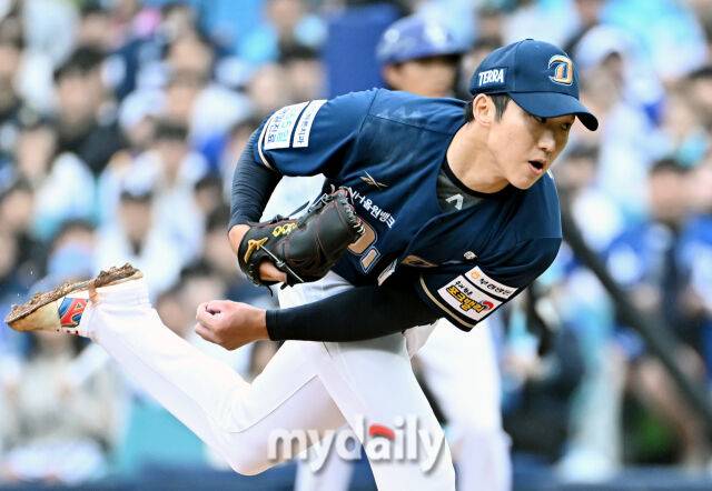 6일 오후 대구광역시 수성구 대구삼성라이온즈파크에서 진행된 '2025 프로야구 KBO리그 포스트시즌' 와일드카드 결정전 1차전 삼성라이온즈와 NC다이노스의 경기. NC 선발투수 구창모가 역투하고 있다./마이데일리