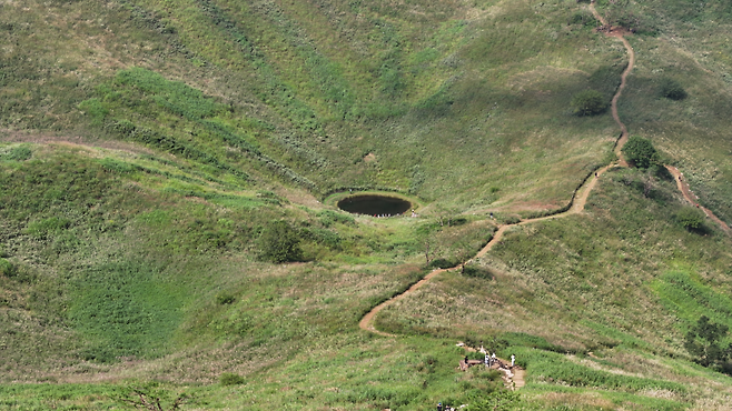민둥산 돌리네 지형에 고인 물은 백록담을 닮았다.