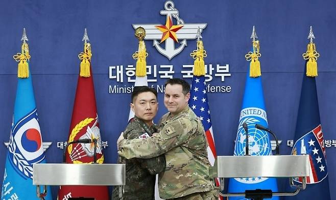 장도영 합동참모본부 공보실장과 라이언 도날드 주한미군사 공보실장이 25일 서울 용산구 국방부에서 2026 자유의방패(FS) 연습 계획 관련 공동브리핑을 한 후 포옹하고 있다. [사진공동취재단]