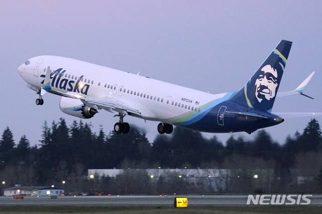 [AP/뉴시스] 전면 취항금지 후 최초로 지난 해 3월1일 운항을 재개한 알래스카 항공의 보잉737-9 맥스기종.