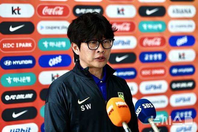 [인천공항=뉴시스] 김명년 기자 = 신상우 대한민국 여자축구 국가대표팀 감독이 19일 오후 인천국제공항 제1여객터미널에서 2026 아시아축구연맹(AFC) 여자 아시안컵을 위해 호주로 출국하기 전 기자회견하고 있다. 2026.02.19. kmn@newsis.com