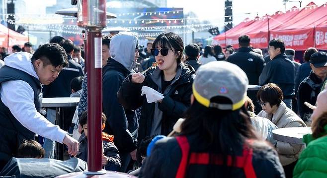 [제천=뉴시스] 제천 빨간오뎅 즐기는 방문객들. (사진=제천시 제공) 2026.03.01. photo@newsis.com *재판매 및 DB 금지