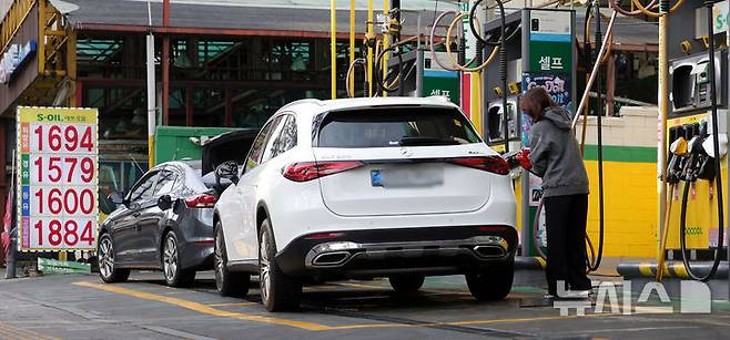 [서울=뉴시스] 홍효식 갖 = 미국과 이스라엘의 이란 공습으로 이란 최고지도자인 아야톨라 세예드 알리 하메네이가 사망했다는 공식 보도가 이어지면서 국제 유가가 급등할 가능성이 제기된 1일 서울 시내 한 주유소에 유가 정보가 표시돼 있다. 국내 주유소 휘발유와 경유 가격은 2주 연속 동반 상승했다. 한국석유공사 유가정보시스템 오피넷에 따르면 2월 넷째 주(22∼26일) 전국 주유소 휘발유 평균 판매가는 전주 대비 리터 당 3.0원 오른 1,691.3원, 경유는 전주 대비 6.5원 상승한 1,594.1원으로 나타났다. 2026.03.01. yesphoto@newsis.com