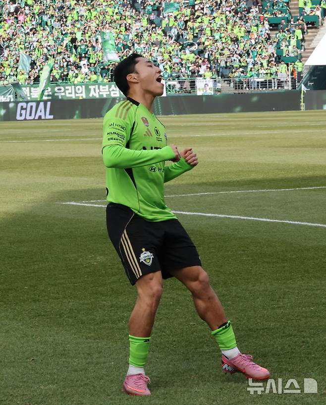 [전주=뉴시스] 김얼 기자 = 전북현대 이동준 선수가 1일 전북 전주시 전주월드컵경기장에서 열린 하나은행 K리그1 2026 1라운드 전북 현대와 부천 FC의 경기에서 골을 넣고 세리머니를 하고 있다. 2026.03.01. pmkeul@newsis.com