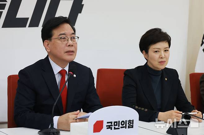 [서울=뉴시스] 고승민 기자 = 송언석 국민의힘 원내대표가 1일 서울 여의도 국회에서 현안 기자회견을 하고 있다. 2026.03.01. kkssmm99@newsis.com
