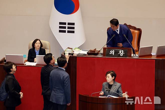 [서울=뉴시스] 고승민 기자 = 송언석 국민의힘 원내대표가 1일 서울 여의도 국회에서 열린 제432회 국회(임시회) 제8차 본회의에서 이학영 국회부의장에게 토론을 종결할 것을 알리고 있다. 2026.03.01. kkssmm99@newsis.com