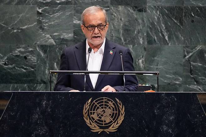 [뉴욕=AP/뉴시스] 마수드 페제시키안 이란 대통령이 지난해 9월 뉴욕에서 열린 제80차 유엔총회에서 연설하고 있다. 마수드 페제시키안 이란 대통령이 1일(현지 시간) 아야톨라 알리 하메네이 이란 최고지도자의 사망을 두고 보복하겠다고 공언했다. 2026.03.01.