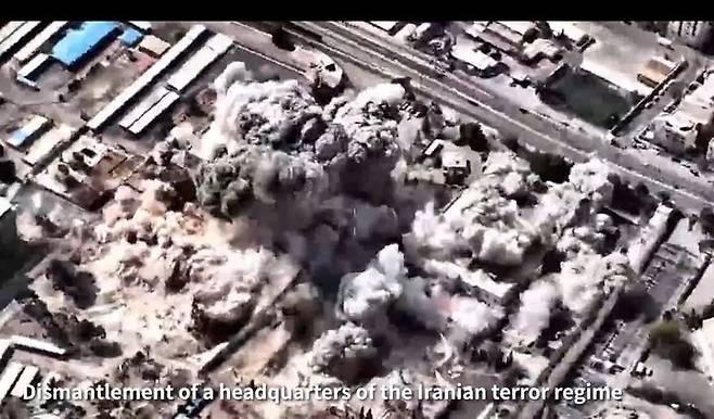 [서울=뉴시스] 이스라엘방위군(IDF)은 1일 소셜미디어 엑스(X·옛 트위터)에서 "'사자의 포효'(Roaring Lion) 작전 이후 처음으로 이스라엘 공군이 '테헤란 심장부'(the heart of Tehran)를 타격하고 있다"고 밝혔다. 사진은 IDF가 함께 공개한 "이란 테러 정권 본부의 해체"라는 자막이 달린 영상. (사진=X 갈무리) 2026.03.01. *재판매 및 DB 금지