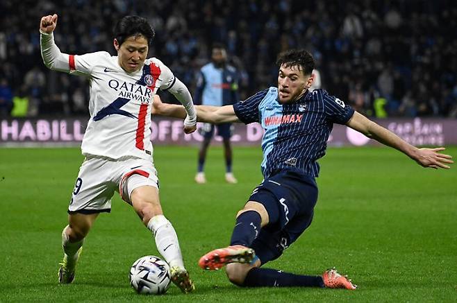 프랑스 PSG 이강인(왼쪽)의 드리블 모습. 연합뉴스