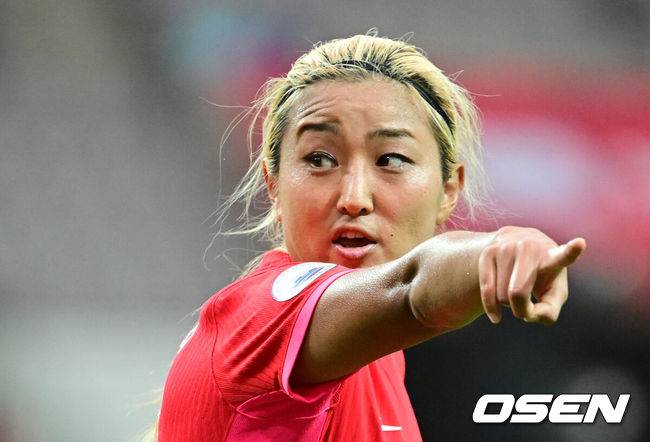 [OSEN=서울월드컵경기장, 지형준 기자] 대한민국 여자축구국가대표팀이 장슬기(29,&nbsp;인천 현대제철)의 환상적인 중거리 득점에 힘입어&nbsp;월드컵 출정식을 승리로 장식했다.콜린 벨 감독이 이끄는 대한민국 여자축구대표팀은 8일 오후 5시 서울월드컵경기장에서&nbsp;아이티 대표팀을 상대로 국가대표 친선전을 펼쳐 2-1로 승리했다.기분 좋은 승리를 거둔 한국은 기분 좋게&nbsp;2023 FIFA 여자 월드컵 호주·뉴질랜드에 나설 수 있게 됐다.후반 조소현이 동료선수에게 손짓하고 있다. 2023.07.08 /jpnews@osen.co.kr