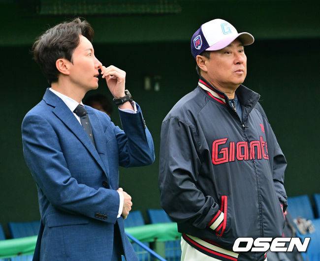 [OSEN=미야자키(일본), 지형준 기자] 26일 일본 미야자키 산마린 스타디움에서 두산 베어스와 롯데 자이언츠의 구춘대회 경기가 열렸다.두 팀의 맞대결은 롯데가 6-2로 앞선 3회말 악천후로 인해 노게임 선언됐다.&nbsp;경기에 앞서 롯데 박준혁 단장과 김태형 감독이 이야기를 나누고 있다. 2026.02.26 /jpnews@osen.co.kr