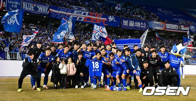 [OSEN=수원, 조은정 기자]수원 삼성의 '정효볼'이 K리그2 역대 최다 관중인&nbsp;24071명 앞에서 화려하게 막을 올렸다.수원은 28일&nbsp;오후 4시 30분 수원월드컵경기장에서 열린 하나은행 K리그2 2026 1라운드에서&nbsp;서울 이랜드를 상대로 2-1 역전승을 거뒀다.&nbsp;수원 삼성이 경기 종료 후 기념 촬영을 하고 있다. 2026.02.28 /cej@osen.co.kr