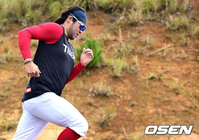 [OSEN=오키나와(일본), 최규한 기자] 프로야구 KIA 타이거즈가 25일 일본 오키나와 킨 베이스볼 스타디움에 스프링캠프를 차리고 구슬땀을 흘렸다.KIA는 이번 오키나와 2차 스프링캠프에서 총 5차례 연습경기를 치르며 전력을 끌어올릴 예정이다.KIA 김범수가 러닝 훈련을 펼치고 있다. 2026.02.25 / dreamer@osen.co.kr