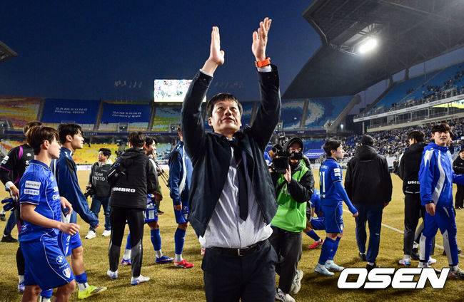 [OSEN=수원, 조은정 기자]수원 삼성의 '정효볼'이 K리그2 역대 최다 관중인&nbsp;24071명 앞에서 화려하게 막을 올렸다.수원은 28일&nbsp;오후 4시 30분 수원월드컵경기장에서 열린 하나은행 K리그2 2026 1라운드에서&nbsp;서울 이랜드를 상대로 2-1 역전승을 거뒀다.&nbsp;수원 삼성 이정효 감독이 관중석을 향해 박수를 보내고 있다.  2026.02.28 /cej@osen.co.kr