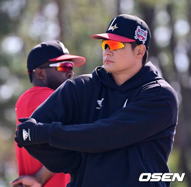 [OSEN=미야자키(일본), 지형준 기자] 28일 일본 미야자키현 오쿠라가하마소호 구장에서 SSG 랜더스와 일본프로야구 라쿠텐 골든이글스 2군과의 연습경기가 열렸다.SSG는 일본 미야자키 스프링캠프에서 연습경기 1패를 기록 중이다. 지난 25일 소프트뱅크 호크스 2군&nbsp;상대로 1.5군급 선수들이 출격한 가운데 1-9로 패했다.&nbsp;SSG 김재환이 훈련을 하고 있다. 2026.02.28 /jpnews@osen.co.kr